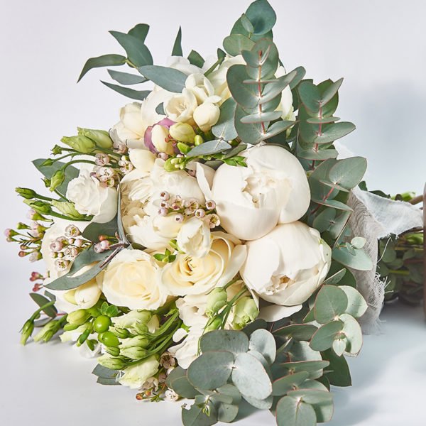 Buchet bujori albi si trandafiri ivoire si lila