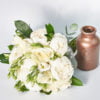 Buchet bujori albi si eustoma alba