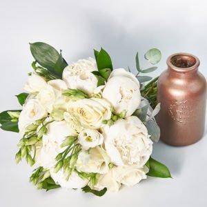 Buchet bujori albi si eustoma alba