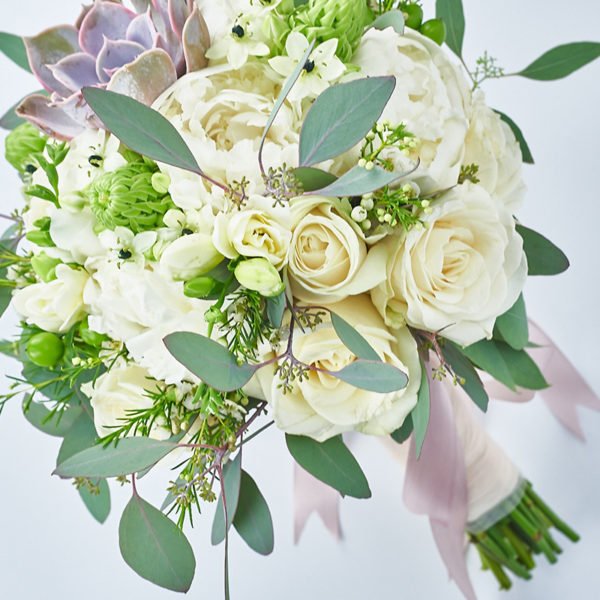 Buchet bujori albi ornithogalum si echeveria