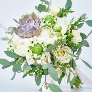 Buchet bujori albi ornithogalum si echeveria