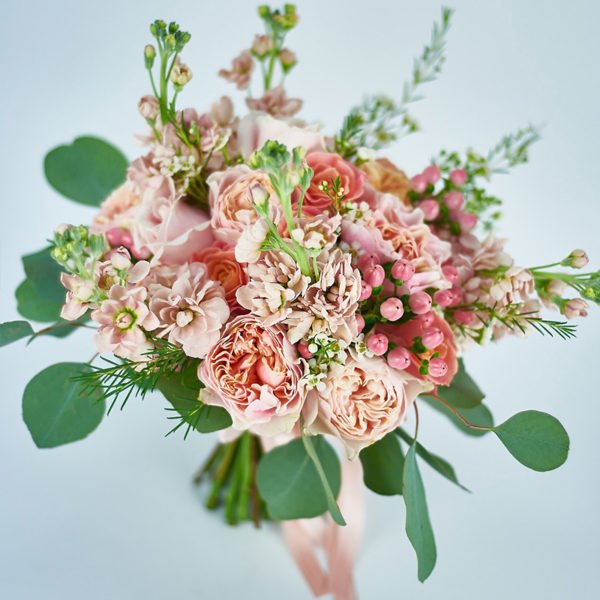 Buchet trandafiri ivoire si roz prafuit, mathiola somon