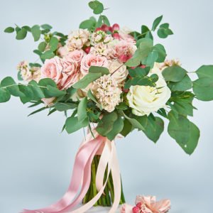 Buchet trandafiri ivoire si roz prafuit, mathiola somon