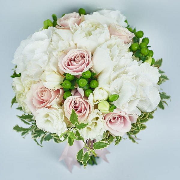 Buchet bujori albi, hortensie, trandafiri sweet