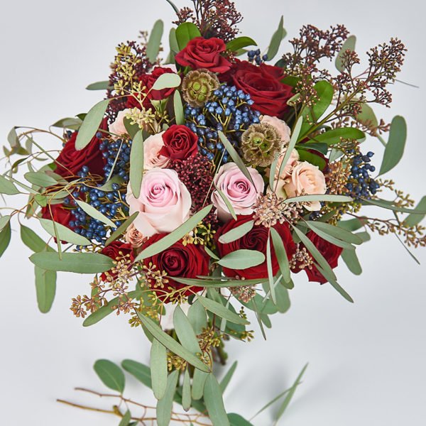 Buchet trandafiri ivoire si roz prafuit, scabiosa, green eucalyptus, sckimmia