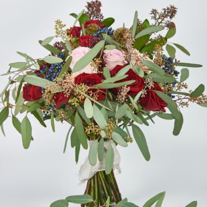 Buchet trandafiri ivoire si roz prafuit, scabiosa, green eucalyptus, sckimmia